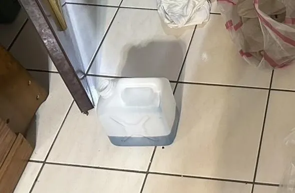 男子跑到新店一處民宅欲潑灑汽油要錢。（圖／翻攝畫面）