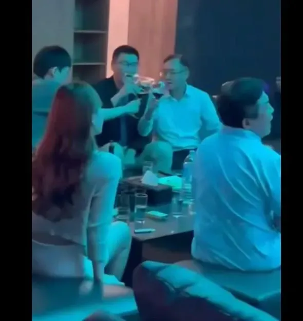 梁文傑被拍到與林秉文同場飲酒（攝自徐巧芯臉書）