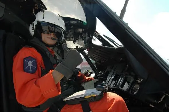 S-70C(M)反潛直升機駕駛艙的右座；雙人駕駛艙與機身後艙並未相通。(圖/截自海軍臉書)