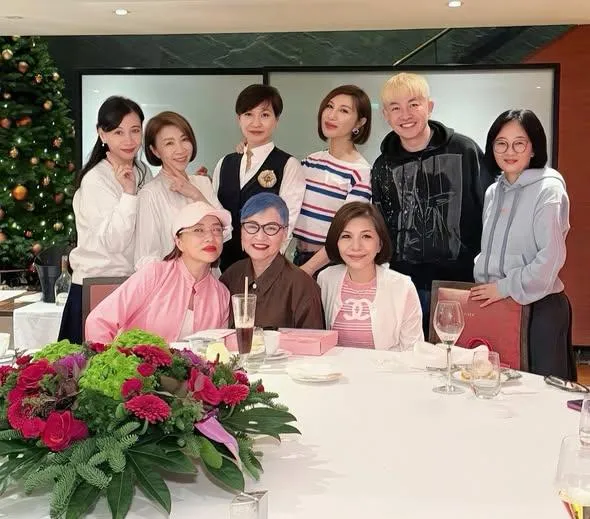 利菁曬出「天后們」聚餐照。（圖／翻攝自利菁 Regine臉書）