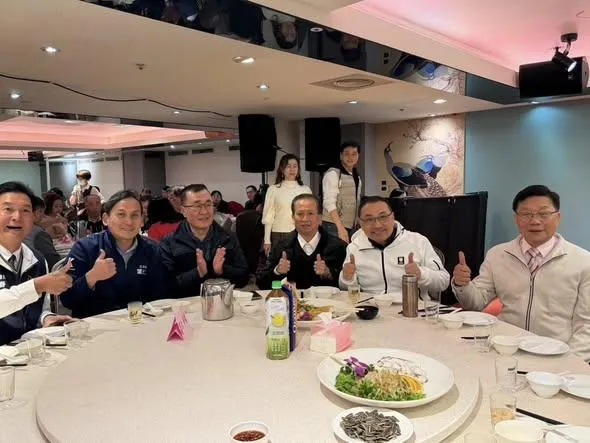 國民黨立委葉元之(左二)8日貼出新北市長侯友宜(右二)參與板橋區里長聯誼會主席林榮彩(右一)舉辦的餐敘,台北市副市長李四川(左三)也同桌。(翻攝自葉元之臉書)