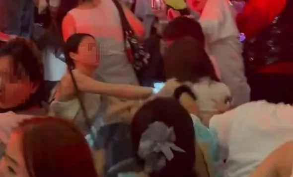 GD在台上熱唱時，台下4名女子爆發激烈衝突。（圖／翻攝微博 豆米不是米豆）