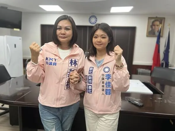 國民黨台南市議員參選人李佳蓉與資深議員林燕祝一起登記參選。（圖／李佳蓉臉書）