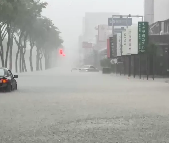 雨彈狂襲台南多處淹水。（圖／中天新聞）
