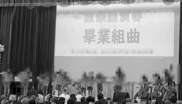 小兄妹生前首次上台演奏畫面曝光。（圖／翻攝自臉書）