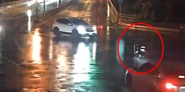 19歲林姓職業軍人騎車返家途中遭休旅車撞飛（紅圈處），送醫搶救後仍宣告不治。（圖／警方提供）