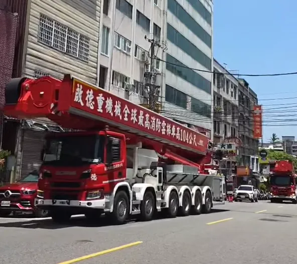 竹北吊車大王添購「104公尺消防雲梯車」 。（圖／翻攝自啟德機械起重工程-股公司臉書）