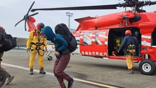 6名登山客受困拉庫音溪上午經空中勤務總隊直升機吊掛協助脫困。（圖／空勤總隊提供）