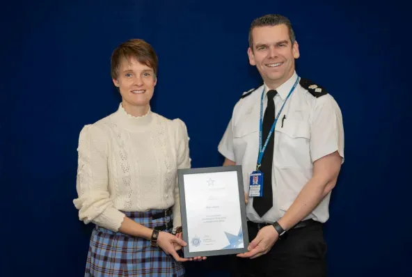 警方為凱林頒發了警長嘉獎，以表彰她的英勇行為。（圖／翻攝West Mercia Police）