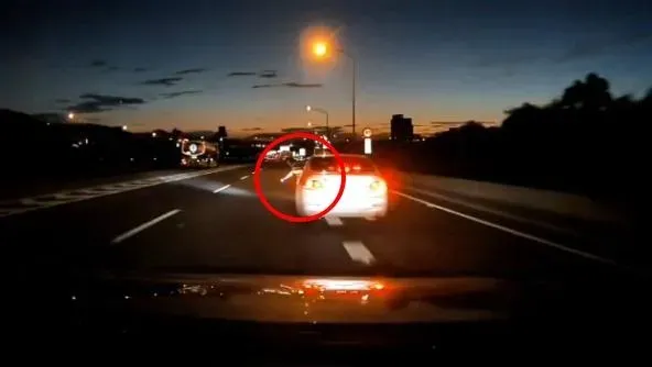 林男手持指揮棒，伸出車外攔車。（圖／翻攝自社會事新聞影音）