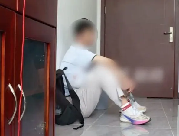 小凱沉迷手機致大學考試失常慘被趕出家門。（圖／翻攝河南青年時報）