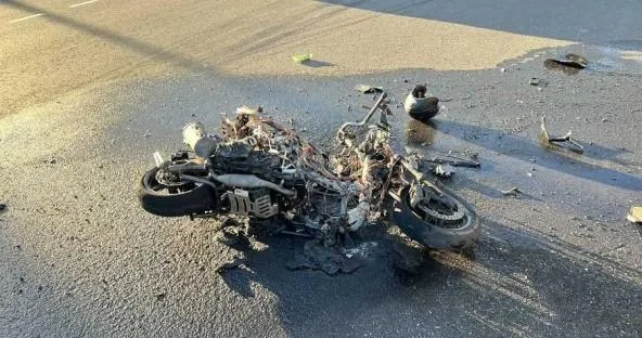 車禍強大的撞擊力道導致機車當場起火,燒成骨架。(圖/翻攝畫面)