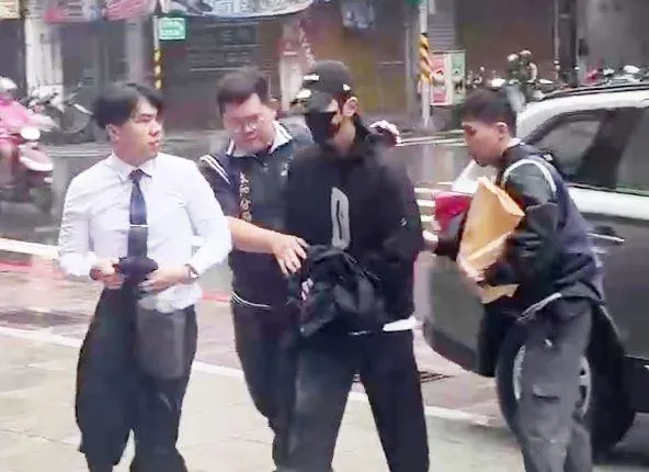 修杰楷在10月21日遭檢警拘提到案，並承認花15萬閃兵假扮高血壓。（圖／中天新聞）