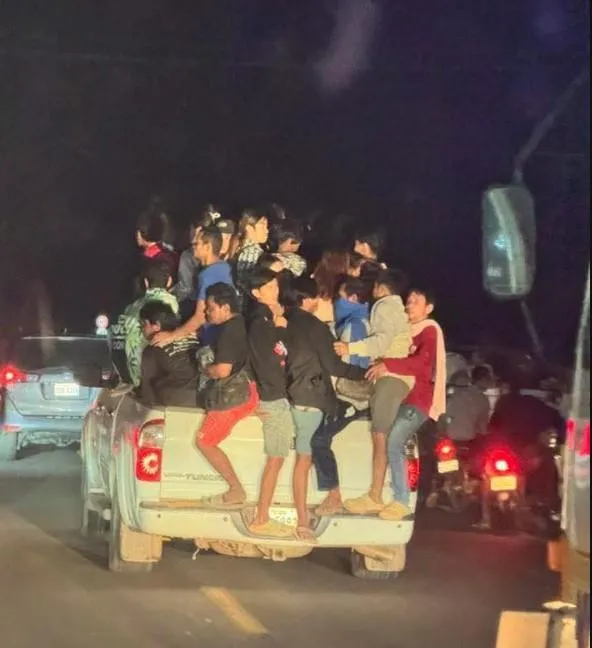 泰國深夜轟炸柬埔寨,柬平民慌忙逃離。(圖/擷取自X)