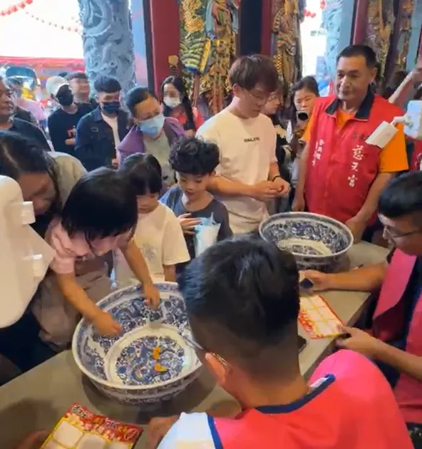 現場排隊擲筊的民眾非常多，幾乎到了排隊將近50分鐘才能擲筊1次的程度。（圖／翻攝自Facebook@歸來慈天宮）