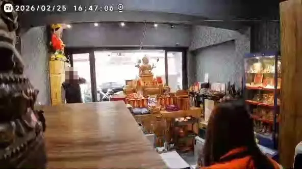 這名闖入店內的男子對著店家咆哮「嘉義ＸＸ我開的，就在前面，大家都跟我說，我要叫你收起來。」。（圖／翻攝自社會事新聞影音）