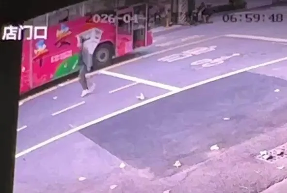 車禍發生瞬間的監視器畫面，遊覽車司機在車禍發生當下迅速衝下車查看。（圖／中天新聞）