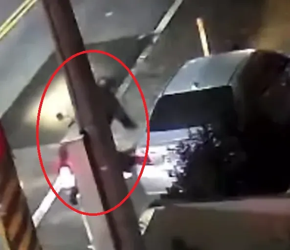 新竹竹東光明路上發生機車騎士因不明原因打砸路邊轎車。(圖/翻攝自黑豪家族)