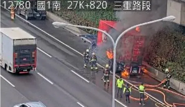 國道1號三重段一輛貨櫃車起火燃燒。(圖/翻攝自國道公路即時網)
