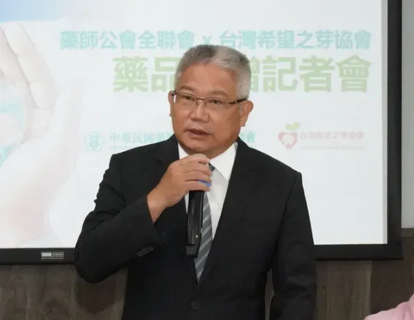 藥師公會全國聯合會理事長黃金舜呼籲，開放社區販售流感快篩試劑，讓藥師快速判讀助民眾確認病情。（圖／藥師公會全國聯合會提供）