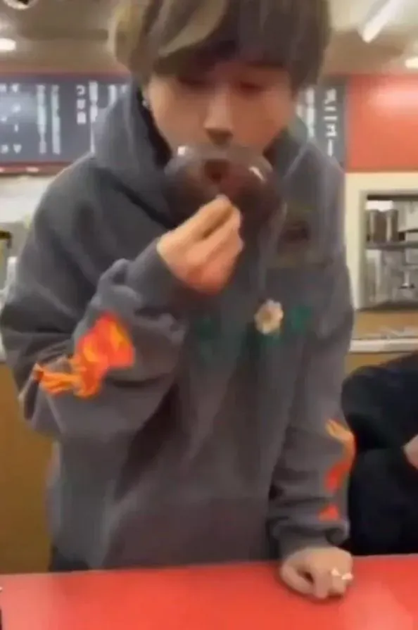 有少年在拉麵店狂舔工用水壺的蓋子。（圖／翻攝X）