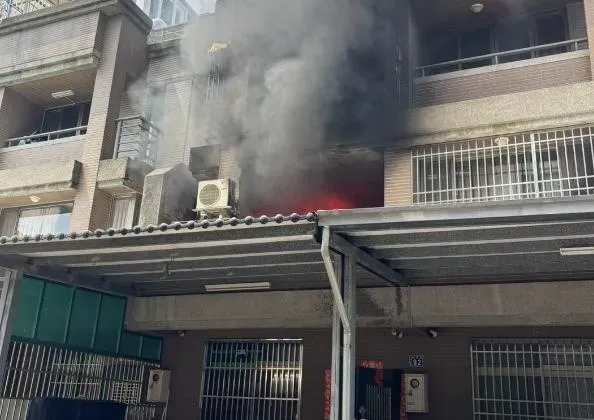 台中太平區發生透天厝火警，27歲女子一度受困屋內。（圖／翻攝畫面）
