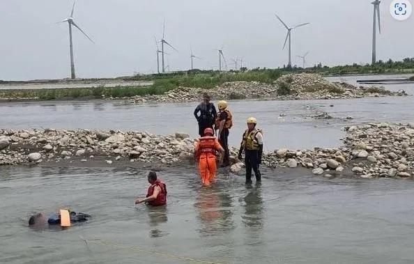 台中大安溪出海口今發生釣客受困意外。（圖／翻攝畫面）