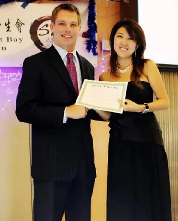 美前眾議員史瓦維爾認與疑是大陸女間諜方芳有「親密接觸」。(圖/翻攝臉書)