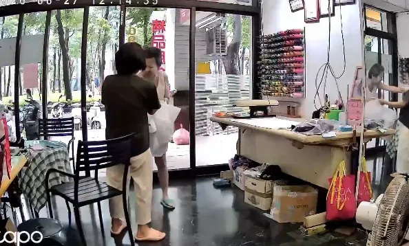 白衣女子闖服飾店大鬧。(圖/翻攝畫面,下同)