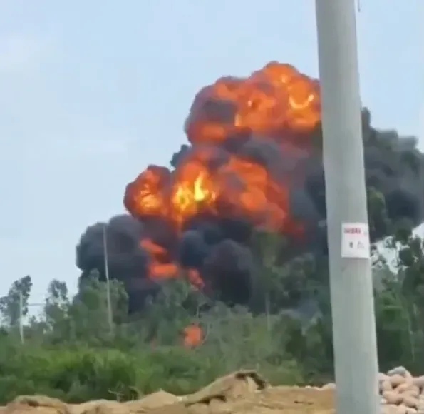 戰鬥機在地面墜毀後炸出1團接1團的火球。（圖／翻攝微博）