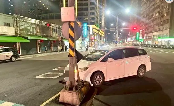 休旅車在汐科火車站前自撞分隔島。（圖／翻攝畫面）
