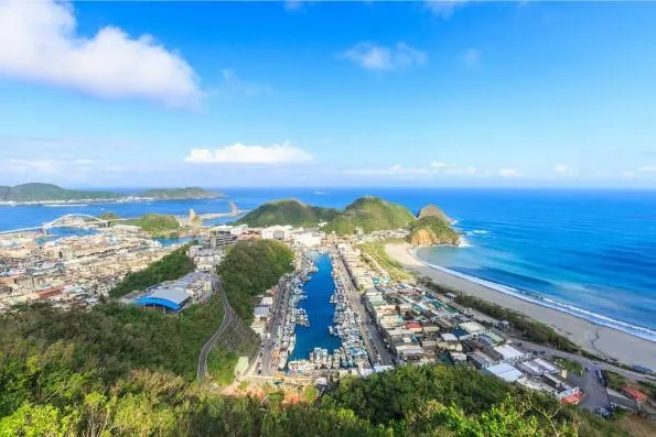 宜蘭縣坐擁山海美景，到蘇澳鎮南方澳漁港附近山上即可俯瞰風景。（圖／翻攝自觀光署觀光資訊網）