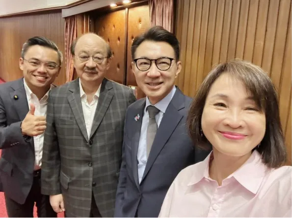 柯志恩在立院議場遇到柯建銘。(圖/翻攝柯志恩臉書)