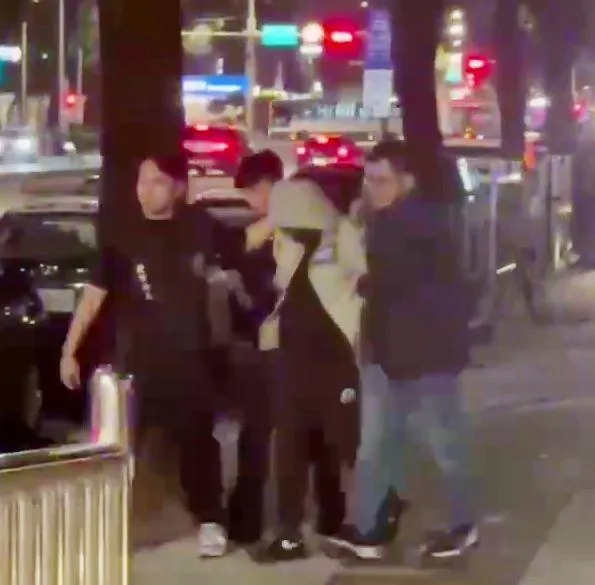 涉嫌砍人的嫌犯後來到警局投案，仍在偵訊中。（圖／警方提供）