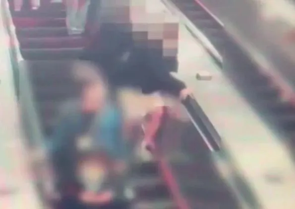 激烈揮拳衝突畫面曝光。（圖／警方提供）