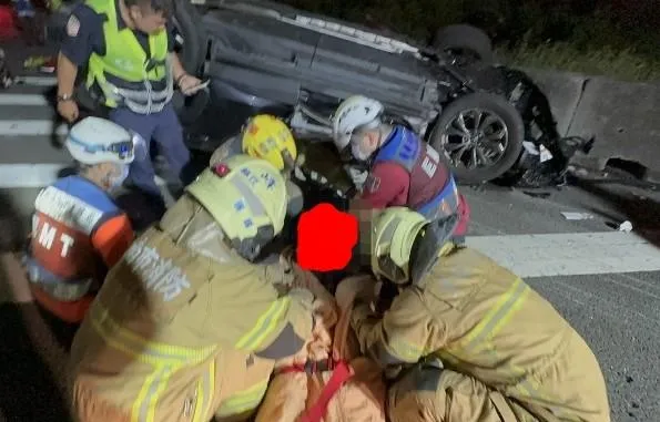 休旅車男性駕駛救出時已頭顱破裂、腦漿外溢，明顯死亡。（圖／台南市消防局提供）