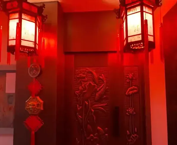 上海有社區業主疑在自家門口擺陣,讓鄰居感到不適。(圖/翻攝《新聞坊》)