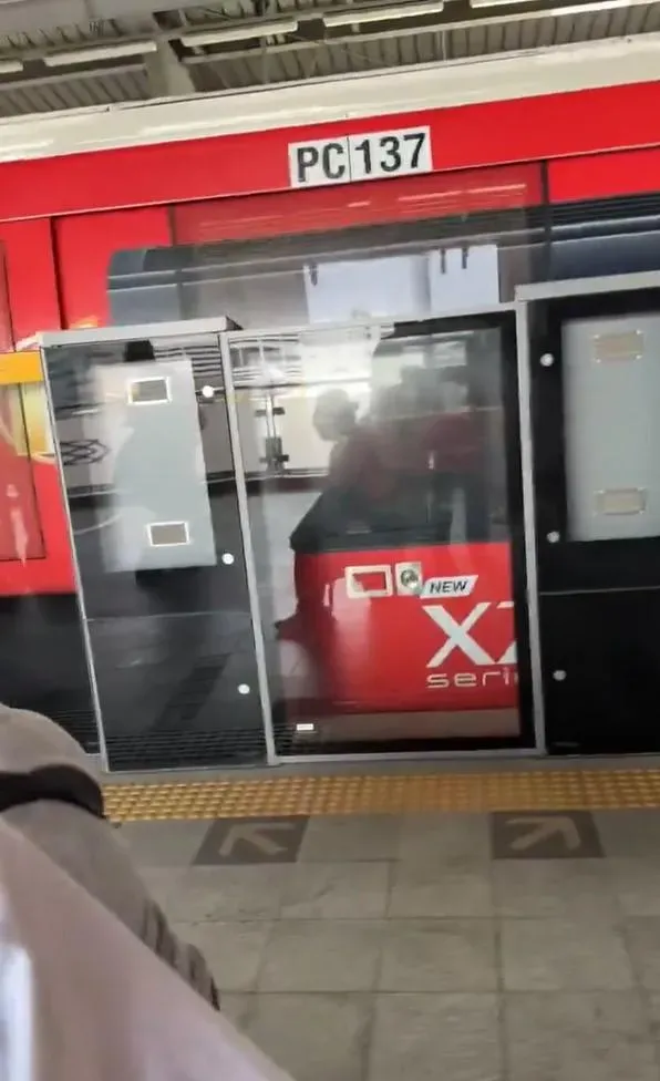 曼谷BTS列車因強震瘋狂搖晃。（圖／翻攝X）