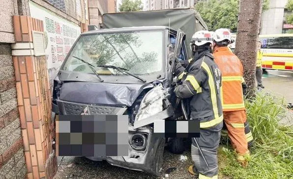 小貨車車頭變形駕駛受困車內。（圖／翻攝畫面）