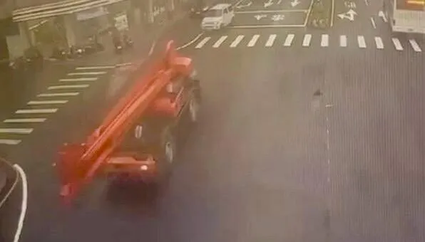 大吊車沿途漏油造成多名騎士自摔。（圖／翻攝畫面）