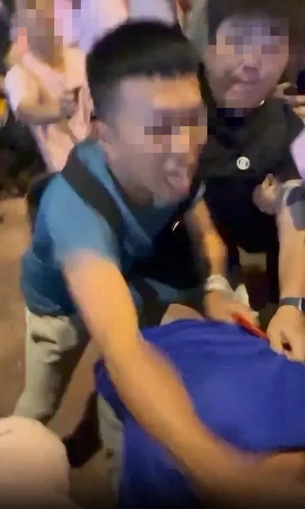 警方迅速到場控制秩序，並將涉嫌揮拳的民眾帶回裁處。（圖／翻攝sw201710的Threads，經授權使用）