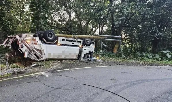 一輛垃圾車不明原因翻覆。（圖／翻攝畫面）
