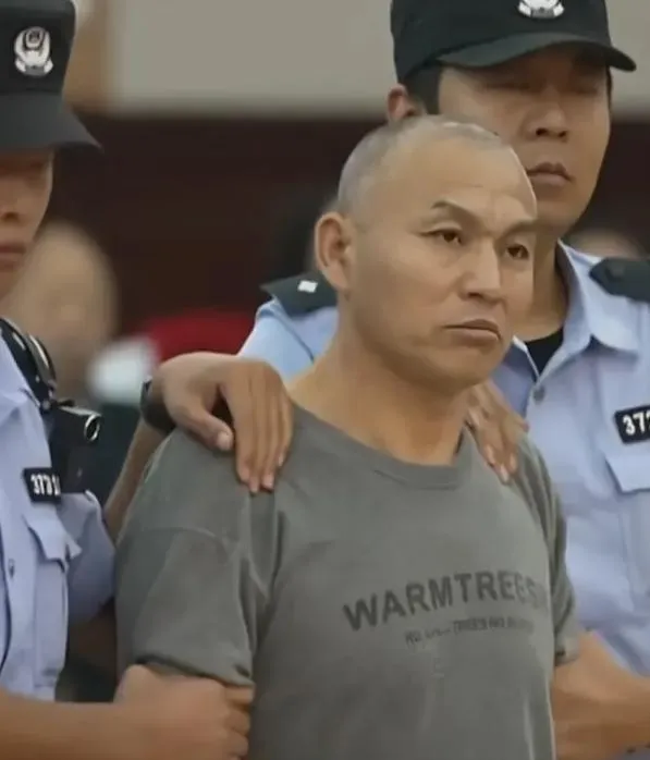 主犯曾某孩在法庭上態度惡劣，公開辱罵法官、威脅被害人。（圖／翻攝《央視新聞》）