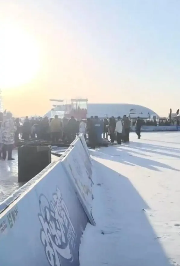 內蒙一遊樂園「挖土機轉雪圈」甩飛7名遊客。（圖／翻攝大風新聞）