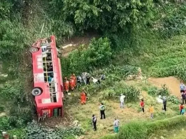 公車墜落橋下多名消防公安施救。(圖/翻攝微博)