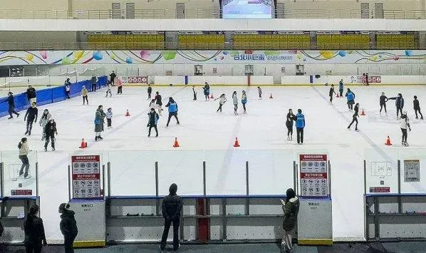 小巨蛋滑冰場「冰上樂園」是台灣目前規模最大且符合國際標準的滑冰場，由台北捷運公司負責經營管理。（圖／黃威彬攝）