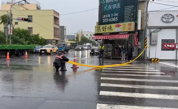 台南市仁德區中正路二段與勝利路路口地面有整片黑色油漆，警方已通知環保局做緊急處理。（圖／翻攝自爆料公社臉書社團）