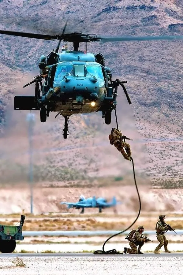 美軍三角洲特戰隊員與MH-60直升機演訓情形。(圖/截自1st Special Forces Operational Detachment-Delta臉書)