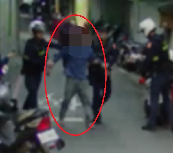 1名53歲粘姓男子14日下午持刀在新北市板橋區永豐街街頭閒晃,警方獲報將粘男強制送醫。(圖/翻攝畫面)