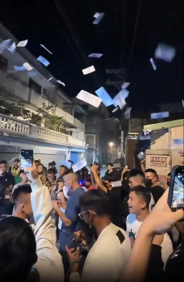 民眾於抗議現場狂撒千元假鈔，表達對施暴事件的不滿。（圖／翻攝ap._10.06的Threads）